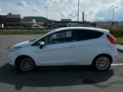 Usata Ford Fiesta 97 CV (71 kW) 2010 Bianco Berlina