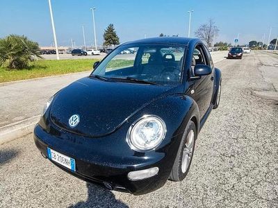 Usata VW New Beetle Comfortline 90 CV (66 kW) 2002 Nero Utilitaria