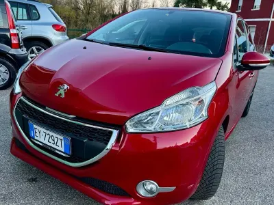 Usata Peugeot 208 82 CV (60 kW) 2015 Rosso Utilitaria