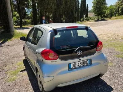 Usata Toyota Aygo 68 CV (50 kW) 2007 Grigio Utilitaria