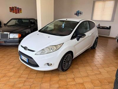Usata Ford Fiesta Titanium 95 CV (69 kW) 2010 Bianco Utilitaria