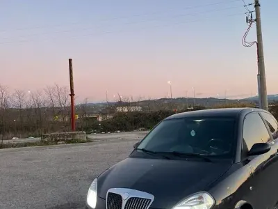Usata Lancia Ypsilon 69 CV (50 kW) 2004 Nero Utilitaria