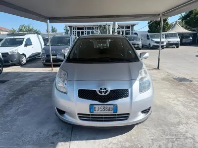 Usata Toyota Yaris Sol 69 CV (50 kW) 2007 Grigio Utilitaria