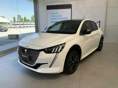 Usata Peugeot e-208 GT 100 kW (136 CV) 2023 Bianco Utilitaria