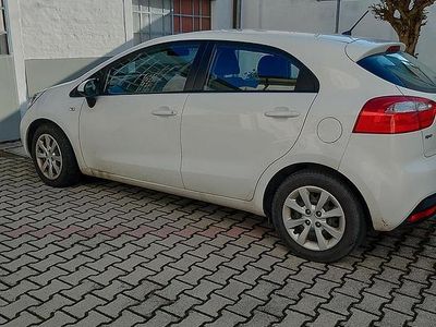 Second-hand Kia Rio 75 CP (55 kW) 2014 Alb Hatchback