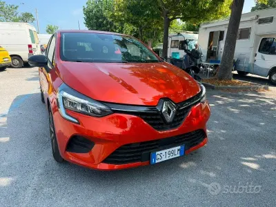 Usata Renault Clio V Equilibre 65 CV (47 kW) 2023 Arancione Berlina