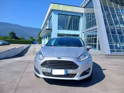 Usata Ford Fiesta Titanium 75 CV (55 kW) 2015 Argento Utilitaria