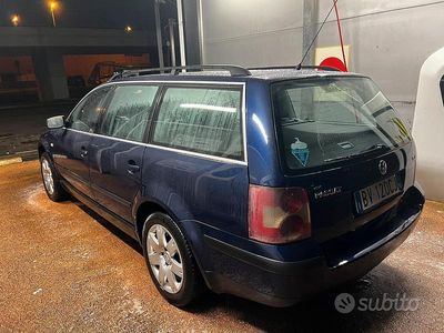 Usata VW Passat 130 CV (95 kW) 2000 Blu Station wagon