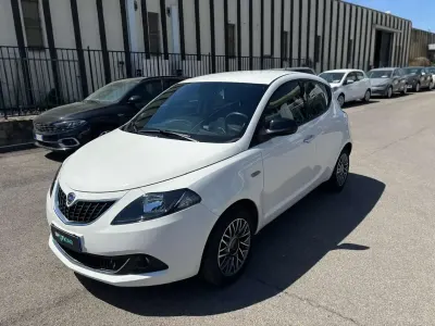 Usata Lancia Ypsilon Gold 69 CV (50 kW) 2023 Bianco Utilitaria