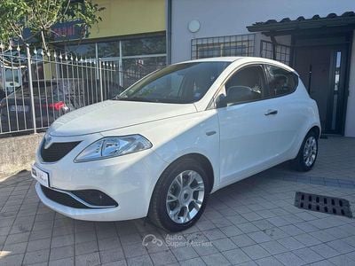 Begagnad Lancia Ypsilon S 95 HK (69 kW) 2016 Vit Halvkombi