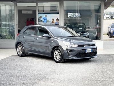 Usata Kia Rio 82 CV (60 kW) 2022 Grigio Berlina