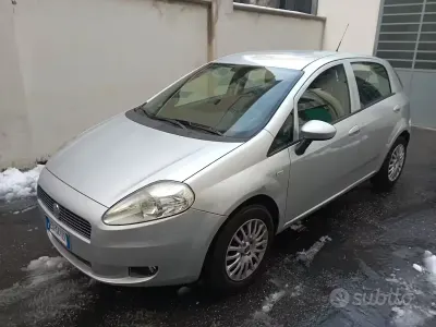 Usata Fiat Grande Punto Dynamic 69 CV (50 kW) 2011 Grigio Utilitaria