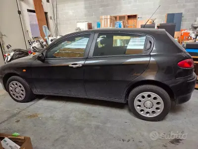Usata Alfa Romeo 147 116 CV (85 kW) 2004 Nero Utilitaria