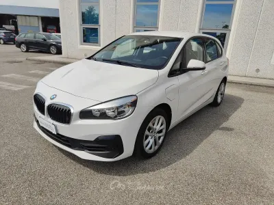 Gebraucht BMW 225 Active Tourer 136 PS (100 kW) 2019 Weiß Van / Kleinbus