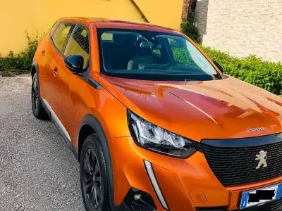 Usata Peugeot 2008 Active 101 CV (74 kW) 2022 Arancione SUV