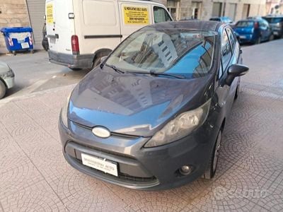 Usado Ford Fiesta 95 HP (69 kW) 2010 Cinzento Sedan