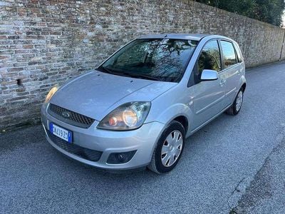 Usata Ford Fiesta Ghia 68 CV (50 kW) 2007 Argento Utilitaria
