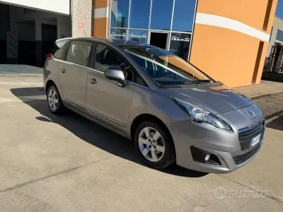 Usata Peugeot 5008 Family 115 CV (84 kW) 2014 Grigio Monovolume