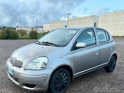 Usata Toyota Yaris 75 CV (55 kW) 2004 Grigio Berlina
