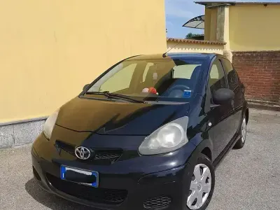 Usata Toyota Aygo 68 CV (50 kW) 2010 Nero Utilitaria