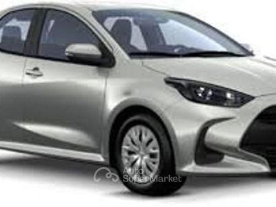 Nuova Toyota Yaris Hybrid Lounge 131 CV (96 kW) 2025 Argento Berlina