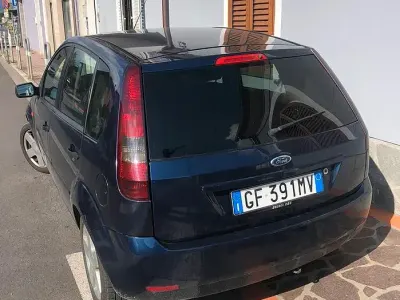 Usata Ford Fiesta 68 CV (50 kW) 2005 Bluazzurro Utilitaria