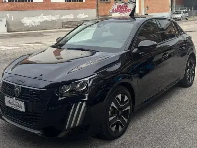 Usata Peugeot 208 Allure 101 CV (74 kW) 2023 Grigio Utilitaria