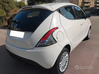 Usata Lancia Ypsilon 95 CV (69 kW) 2015 Bianco Utilitaria