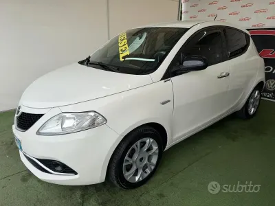 Usata Lancia Ypsilon 95 CV (69 kW) 2015 Bianco Utilitaria