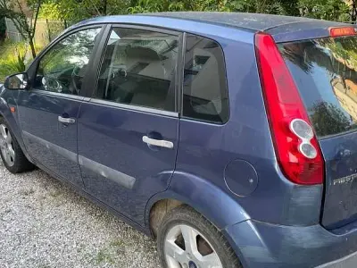 Usata Ford Fiesta Titanium 68 CV (50 kW) 2006 Blu/azzurro Utilitaria