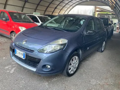 Usata Renault Clio II 101 CV (74 kW) 2011 Grigio Berlina