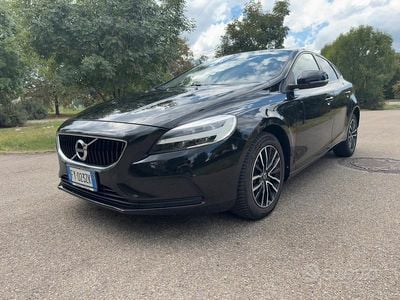Usata Volvo V40 Momentum 120 CV (88 kW) 2019 Nero Station wagon
