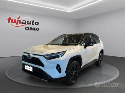 Usata Toyota RAV4 Hybrid Style 222 CV (163 kW) 2023 Platinum white and deep black SUV