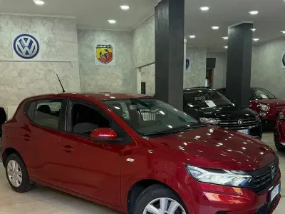 Usata Dacia Sandero Expression 66 CV (48 kW) 2022 Rosso Berlina