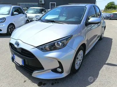 Käytetty Toyota Yaris Hybrid Active 116 HP (85 kW) 2022 Harmaa Viistoperä