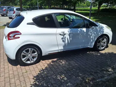Usata Peugeot 208 Access 82 CV (60 kW) 2012 Bianco Utilitaria