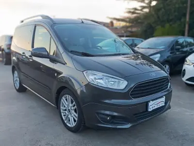 Usata Ford Tourneo 95 CV (69 kW) 2018 Grigio Monovolume
