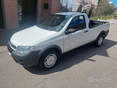 Usado Fiat Strada 85 HP (62 kW) 2007 Branco Pickup