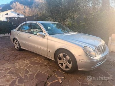 Usata Mercedes E320 224 CV (164 kW) 2004 Grigio Berlina