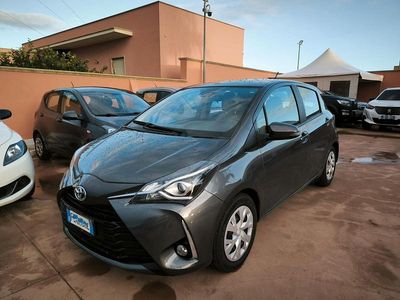 Usata Toyota Yaris Hybrid Business Edition 73 CV (53 kW) 2019 Grigio Berlina