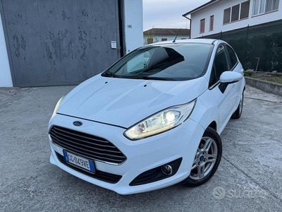 Usata Ford Fiesta 97 CV (71 kW) 2014 Bianco Utilitaria