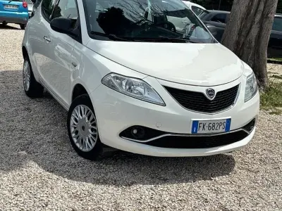 Occasion Lancia Ypsilon Platinum 80 PK (58 kW) 2017 Wit Hatchback