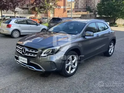 Usata Mercedes GLA180 109 CV (80 kW) 2017 Grigio SUV