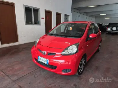 Usata Toyota Aygo Connect Style 68 CV (50 kW) 2011 Rosso Utilitaria