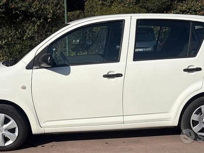 Bianco Usata 2010 Daihatsu Sirion HIRO Utilitaria | 2950 € (Buon prezzo)