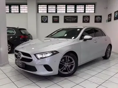 Usado Mercedes A180 116 CV (85 kW) 2019 Gris Berlina