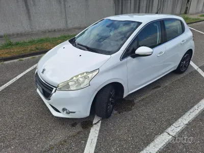 Usata Peugeot 208 Allure 68 CV (50 kW) 2015 Bianco Utilitaria