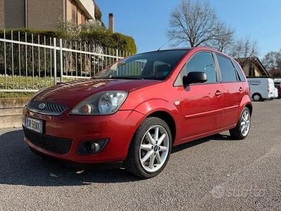 Usata Ford Fiesta Ghia 75 CV (55 kW) 2007 Marrone Utilitaria