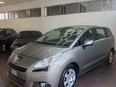 Usado Peugeot 5008 112 CV (82 kW) 2011 Marrón Monovolumen