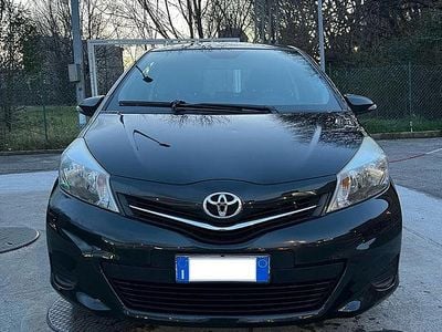 Usata Toyota Yaris 69 CV (50 kW) 2013 Nero Utilitaria